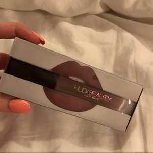 HUDA BEAUTY liquid matte lipstick